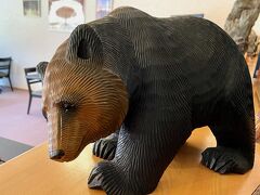 おぼこ荘の立派な木彫熊