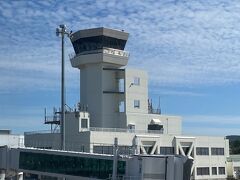 8月の修行以来の函館空港です。

あっという間に秋の気配のうろこ雲です。

出口を出るとすぐレンタカーの窓口があり、そこで名前を告げます。