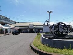 多度津駅へ。
ここ多度津駅は四国の鉄道発祥の地。明治22年に多度津を起点に丸亀～琴平間で営業開始のようです。駅前には100周年を記念した機関車の動輪が展示されています。