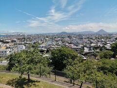 景色がいいと聞くと行かずにはいれないもんで…。
多度津の町並みと多度津港、讃岐富士(飯野山)が見渡せます。