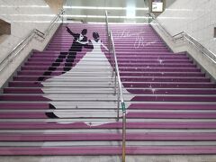 阪急宝塚の階段。気づかぬうちにこんな仕様になっていました。JRに乗って武田尾駅まで。