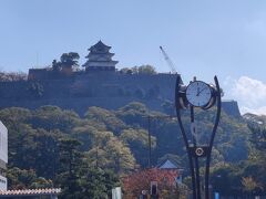 丸亀城
コミュニティバスのバス停から丸亀城がすぐ近くでした。
