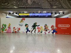 あっという間に時間が来て駅へ向かいます。
途中、マリオの大看板を発見。
11月11日に大丸梅田店にオープンした、Nintendo OSAKAの広告です。
クリスマスも近いので、友達と別れた後寄ってみることに。