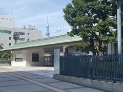 出発
国技館は名古屋場所の前の時期で閉門しているので
外観のみ見学