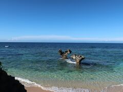 古宇利島　ティーヌ浜　ハート岩が有名
平日でも人が結構いたのでいない瞬間を撮るのが大変でした。
カップルが自撮り棒持って海に入りずっと撮りまくってるとか…。