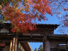 １４００年前に聖徳太子によって創建された近江最古のお寺だけど信長によって焼き討ちに合いご本尊以外が焼けてしまった。
