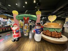 ＜ラッキーピエロマリーナ末広店＞

次にベイエリアの「マリーナ末広店」へ。
大きなバーガーがカワイイ。