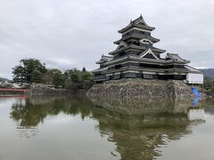 水に浮かぶ松本城の雄姿。