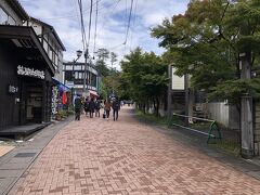 軽井沢銀座。妻と軽井沢を訪れたのは35年くらい前です。当時は若者に大人気の軽井沢。ペンションに泊まってテニスするのが流行りでした。今も軽井沢はとても賑やか。歩いているだけでワクワクします。