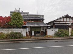 お昼はホテルの近くにある釜めし屋さんへ♪

奈良公園の近くにもあって帰りに見たら行列でした