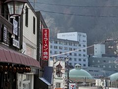 全国的に、名の知られている登別温泉ですが、その割には、コンパクトで小さい温泉地です。温泉街も、100mくらいの入り口の通りにあるだけです。その分、収容人数が多い温泉宿が多いのも特徴です。
泉質が9種類もあり、温泉のデパートも言われている登別温泉です。
