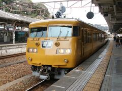 福山駅から電車で尾道駅へやってきました。正直本数は多くないのですが、福山駅に到着してすぐに電車が来てくれたので良かったです。福山は大都市ですがやはり移動は車がメインの様で電車の本数は多くないので乗り過ごすとなかなか苦しくなります。福山駅でやってきたのはまさかの１１７系。まさか１１７系に２０２２年になって乗るとは思っていませんでした。