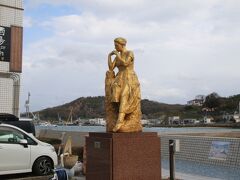 尾道水道沿いの道は「おのみち海辺の美術館」として像や絵などの美術品が飾られていました。時間がないのでじっくり見る事はなかったですけど、海辺と像がよくマッチしていい雰囲気になっていました。
このあたりから海辺だけでなく尾道の町も見てみたいので内陸に入って見ました。