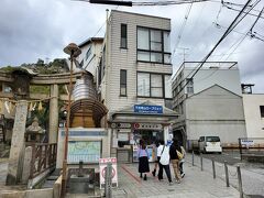 艮神社の参道を南に進み少し山陽本線側に戻ってきましたらロープウェイの麓駅がありました。ちょうど上の写真から右手方向ですね。この写真の左端にも艮神社の鳥居が写っています。
千光寺山はロープウェイを利用しなくても登ることが出来ますが、ロープウェイだと景色も良くしかも足の負担も少ないので利用するしかないですね。そんなに急な山ではないですし距離もないので歩く人が多いかなと思っていたのですが結構人が並んでいますね。