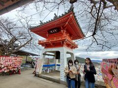 少し山を下って千光寺の鐘楼までやってきました。結構急な場所もあったり道もあまりいいわけではないので脚の悪い身としては辛いところもありましたがここまで来れてよかったと思える建物と景色でした。
鐘楼ですが個人で鐘を突くことはできないので景色を眺めるのがメインの場所です。ただここからの景色もとても良かったです。
ウクライナ戦争が開戦した直後でウクライナの平和を祈るメッセージが描かれていました。