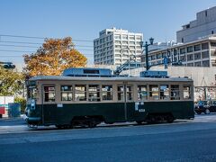 原爆ドーム前駅から次の目的地宮島へ向かいます
写真は広電ですが、バスで向かいました、料金は広電のほうが若干30円ほど安いです