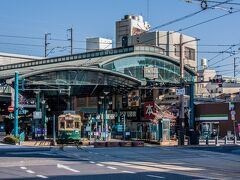 乗り換え駅の横川に到着
なかなか面白い形の駅、路面電車の停車場に屋根があるからなのか東京ではみない感じの駅です