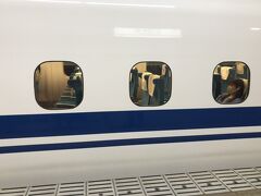 　乗車します。停車時間は3分あるので余裕。
　車内で夕食を食べ、乗り継ぎが早くできる品川下車。初品川です。6分の乗り換え時間しかないので、エスカレーターの場所を尋ね、早めにその近くの11号車へ移動。速足で歩き、5分で乗り換えできました！
　都会の人って22時過ぎても活動しているのね。座れない人もいるほどの混み具合。無事、終バスから2番目のバスにも乗れ、日付が変わる前に自宅へ。やれやれ。
　最後までお付き合いいただきありがとうございました。