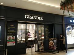 天王寺MIOの一階にある「GRANDIR」というパン屋さん

クーポンでメロンパンがもらえるので、行きました。

中は結構なお客さんが(*^_^*)
レジは行列です。

メロンパンだけいただきました。