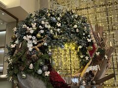 銀座三越のクリスマスの飾り。今年はおしゃれな巨大リースでした。