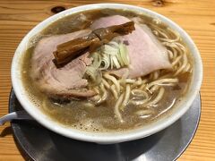 空港に向かう前に、煮干しラーメンをいただきました