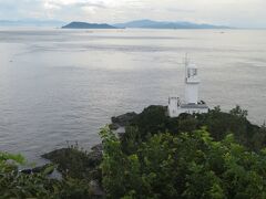 佐田岬。海の向こうは九州、大分県。灯台までは、駐車場からアップダウンのある遊歩道を1.8km歩いて辿り着く。