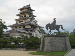 今治城天守と初代城主の藤堂高虎像。現在の天守は昭和55年（1980年）に建てられたもので意外と新しい。天守は開場前だったので入らず。