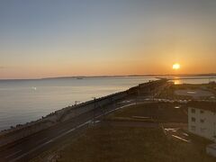 日の出。
今日は晴れている。