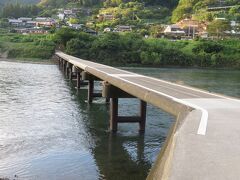 四万十川に架かる岩間沈下橋。欄干がなく川の増水時に水面下に沈むことで流失しないように作られている。