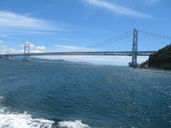出航後、程なくして淡路島とを繋ぐ大鳴門橋が見えてくる。