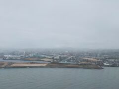 山口が雨だって知ってるけど、ショックだよね。
空港に到着しレンタカーは出口からすぐ見えます。って書いてあったのに看板もないしそんなの見えない。電話したら【お客様の都合により繋がりません】はっ？？
まさか倒産？？Googleマップで調べたら空港の外にあったので行ってみるも何もなくて最悪と思ったら小さなテントがあってまさかのそれだった。
ありえない。
どうやら工事中らしいけどそれなら事前に連絡しろや。しかも電話も繋がらないってありえない。
スタッフは謝ることもしないもうびっくり。
カースタレンタカー、最悪のレンタカーでした。
旅の始まりから嫌な気分。
でもカースタレンタカー以前違う場所で使った時は良かったと思うんだよね。山口宇部では二度と使わない。