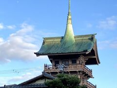 うわぁぁぁぁぁぁぁ(´▽｀*)
すご～い！！大雲院 祇園閣の鳳凰に朝陽が～～☆彡

ここの大雲院 祇園閣って、当時の大倉財閥の創業者で大倉喜八郎さんが自身の別荘地だったここに、昭和2年に伊藤忠太さんって奇抜な建築家によって作られた望楼なのですって！
確かにすっごい奇抜なお城のようなお城じゃないような・・
織田信長様が好みそうな建物よね～