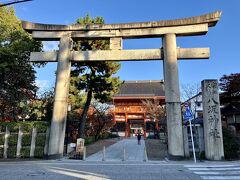 八坂神社の鳥居にも朝陽が。。
