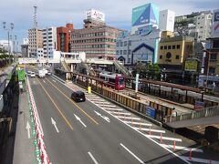 高架広場の反対側に、路面電車（長崎電気軌道）の乗り場がある。