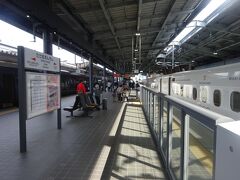 武雄温泉駅では、向かいのホームに停まっているリレーかもめ号に３分で乗り換え。