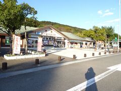 本当は高知市内で「田舎寿司」を購入して旅館で食べるプランだったのだけど、「にこ淵」のロスとトヨタレンタカーのナビ情報の古さで大きくロスをしてしまった。
途中のSAに賭けてみたが、今宵の夕飯となるような物は全て売り切れ