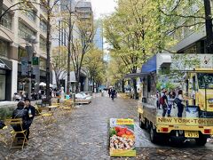 道の真ん中に大きなソファが置かれ、イベントの準備が始まってるようです。
昼間はベビーカーに乗った赤ちゃんを連れた親子が多かったです。