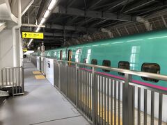 新青森駅を9:51に出発した新函館北斗行きはやぶさ1号は、最初こそ220キロ程度で運転していたが、貨物線との併用区間に入るとスピードダウンし、120キロほどに減速。
10:07に奥津軽いまべつ駅に到着