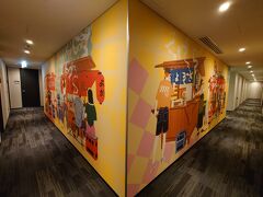 おはようございます(^o^)/
泊まったホテルは若者&インバウンド向けのおしゃれなホテルでした。
部屋の前の廊下もこんな感じ。