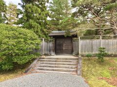 【 Lower Villa of Shugakuin Imperial Villa 】
  [Muyuki-mon Gate]
修学院離宮は1659年，後水尾（ごみずのお）上皇により造営されました。三つの離宮を松並木で結んだ総面積54万5千㎡を誇る上皇の離宮です。写真は下離宮の御幸門（みゆきもん）。その名称通り，行幸の際に用いられました。