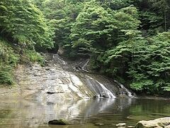 これは粟又の滝。
100mに渡ってゆるやかに流れる滝です。
夏には川遊びをする人で賑わうそうです。