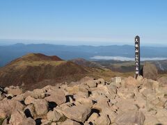 久住山に登る。久住山とこの後に登る中岳には、紅葉はほとんどない。