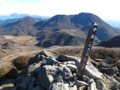 中岳山頂。ここが、くじゅう連山の、そして九州本土の最高峰（九州最高峰は屋久島の宮之浦岳1936ｍ）。