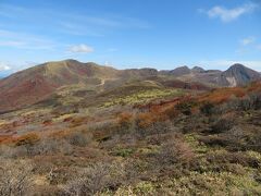 さらに離れた場所にある扇ヶ鼻から。左奥に先程見た紅葉の山と星生山。右奥端に久住山。