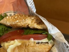 那覇空港のA&Wで、朝ごはんにモッツァバーガーとコーヒーをいただきます。玉ねぎがいい仕事してました。美味しかったです。