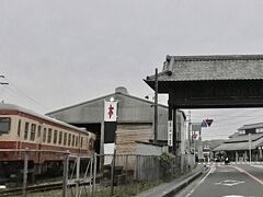 帰り道、大多喜駅の近くの車道のところにある大手門を通りました。
大手門を車でくぐるって不思議な感じがしました。