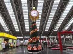 大阪ステーションシティ5階「時空の広場」でイルミネーション「Twilight Fantasy」
3年ぶりに復活しましたテーマは「光で紡ぎ、想い響き合う」だそうです。