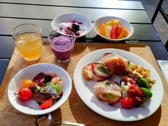 おはようございます！
ホテルの朝食です。ビュッフェになります。
店内は満席の為、お待ちいただくかテラス席になりますと言われてテラス席へ。
テラス席に座る気でいたので、しっかり上着着てきました。