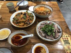 またお店の外観写真を取り忘れてしまったのですが、ロバ肉で有名なお店だそうです。順張黄面館。店員さんに「2人でシェア」っていったら、こんなにたくさん。
食べきれるかな？・・・完食しちゃいました。
ロバ肉、見た目よりあっさりしていてパクパクいけます。上のあんかけ黄色麺も名物だそうです。
この時、父のことを「高齢者なのによく食べるなあ」と思っていたら、父も帰ってから「あいつ、もういい年なのに学生みたいに食べるんだよな」と母に言っていたそうです。
困った親子です。