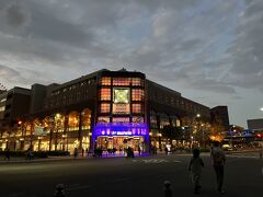 横浜ワールドポーターズを通過して赤レンガ倉庫へ。